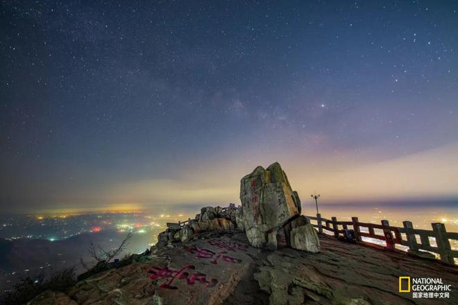 星空电竞· (中国)官方网站-星光夜空越野跑，灯火阑珊中的极速闪耀的简单介绍